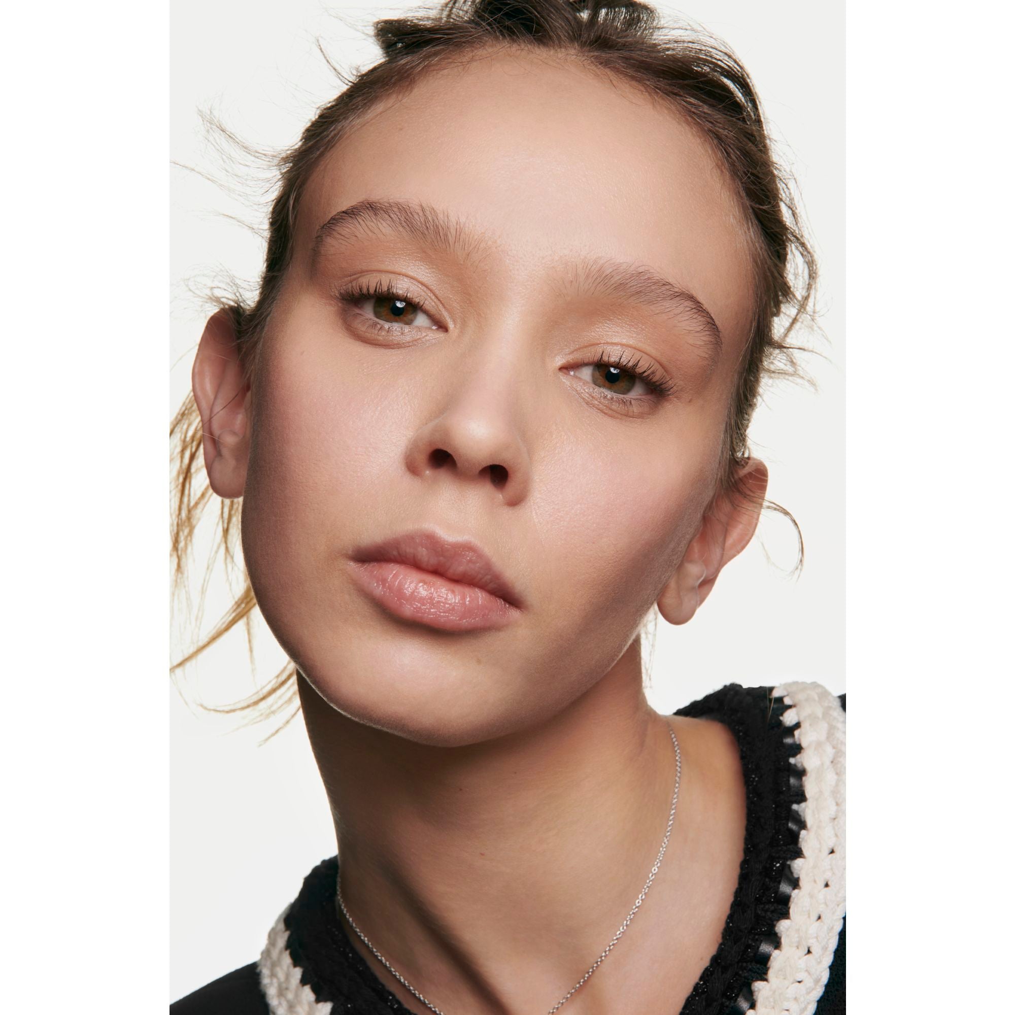 CHANEL SUBLIMAGE L'ESSENCE DE TEINT ULTIMATE RADIANCE-GENERATING SERUM FOUNDATION - B30, 40ml