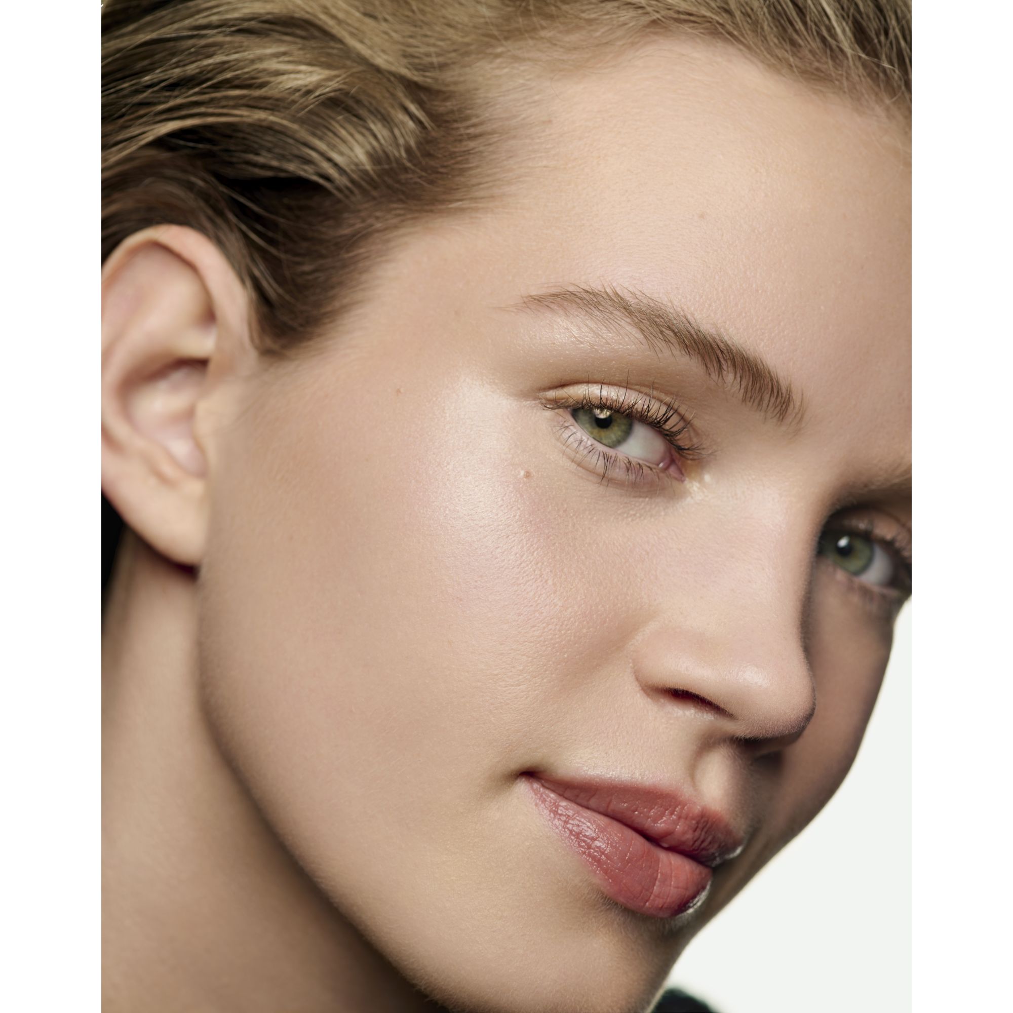 CHANEL LES BEIGES FLUID SHEER FLUID HIGHLIGHTER FOR FACE AND BODY - PEARLY GLOW, 30ml